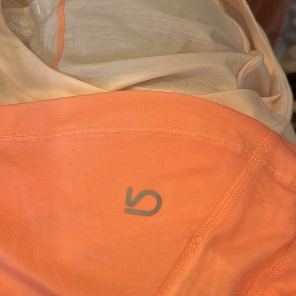 Gap Fit XS Long Sleeve Breathe Lightweight Athletic Top in Peach Tie Dye… - Picture 5 of 6